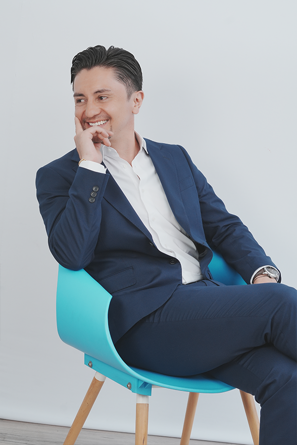 Fotografía de perfil profesional para LinkedIn en Bogotá con iluminación de estudio y fondo neutro.