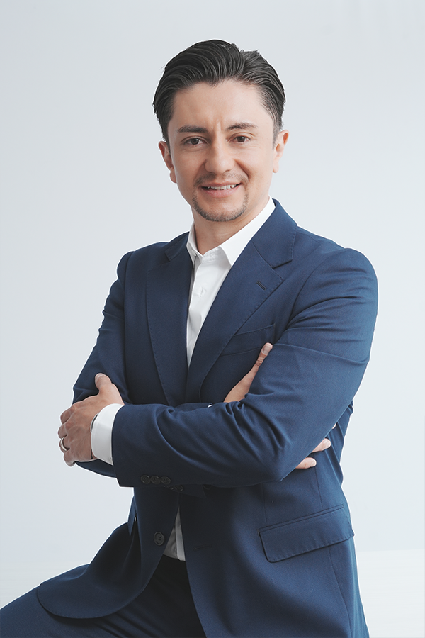 Retrato corporativo para perfil de LinkedIn realizado por fotógrafo profesional en Bogotá